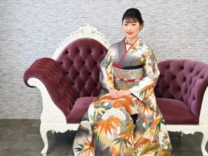 椅子に座った女性